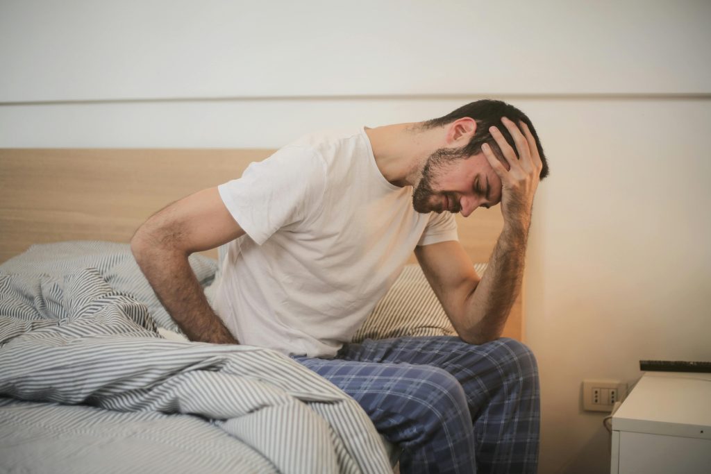 Hombre con dolores de cabeza al despertarse