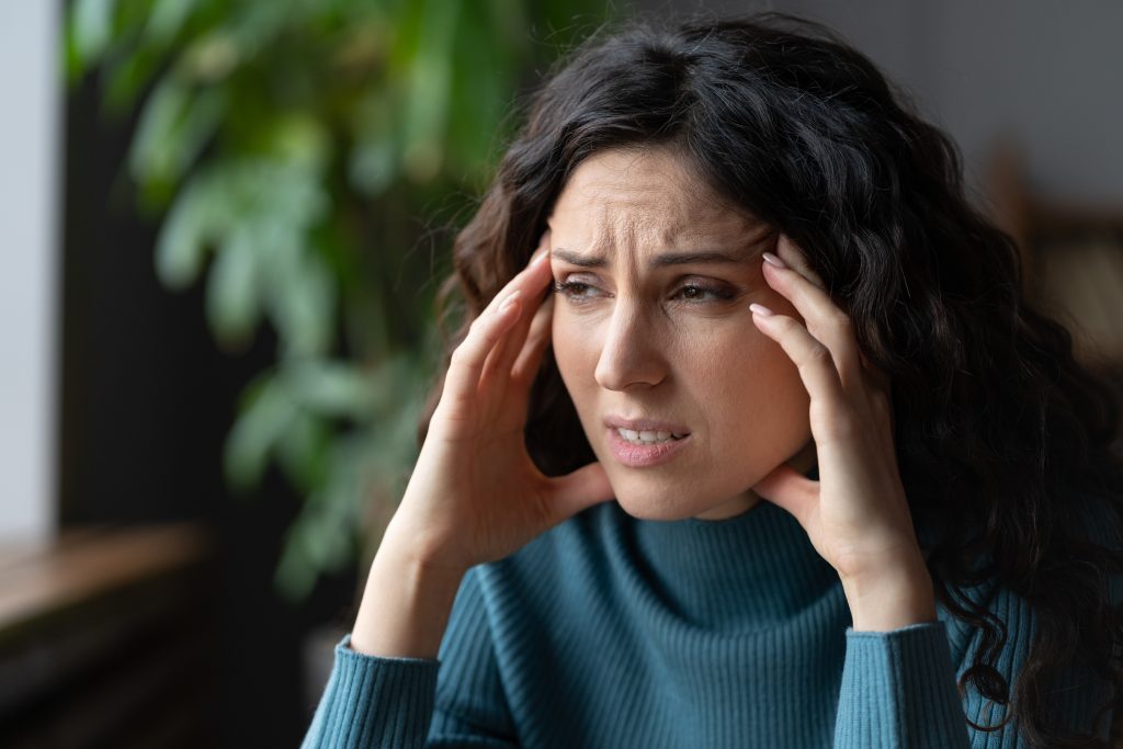 Mujer con dolor de cabeza
