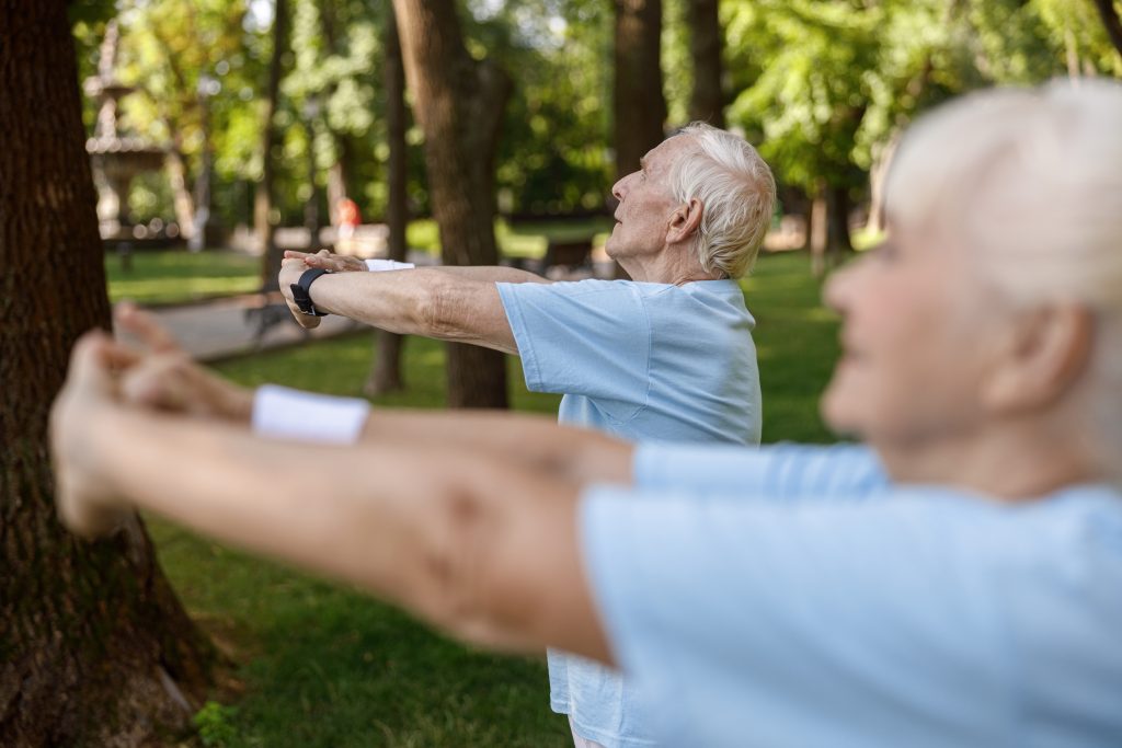 Grupo de personas mayores practicando deporte