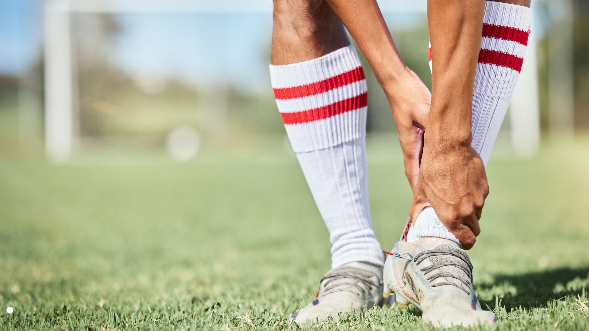 Jugador de futbol con dolor en el tobillo